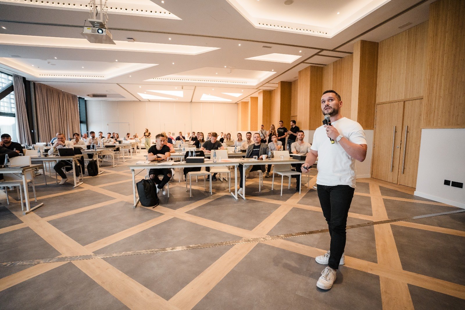 Matthias Kupka spricht vor Mitgliedern der MasterMind by Patrick Wind
